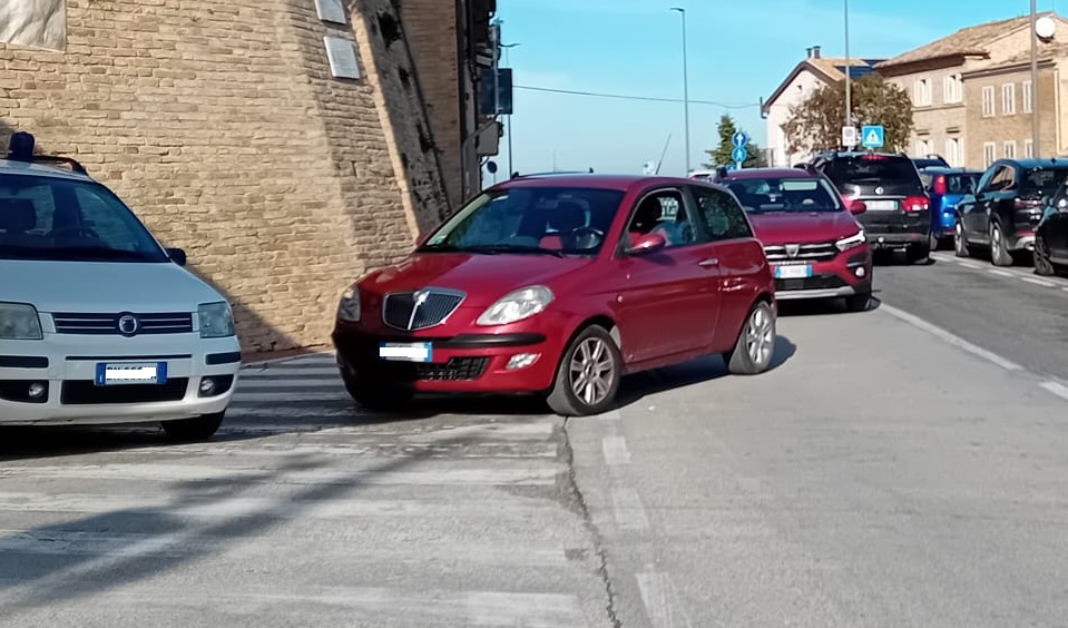 Traffico in tilt in via Battisti: auto parcheggiata in mezzo alla strada