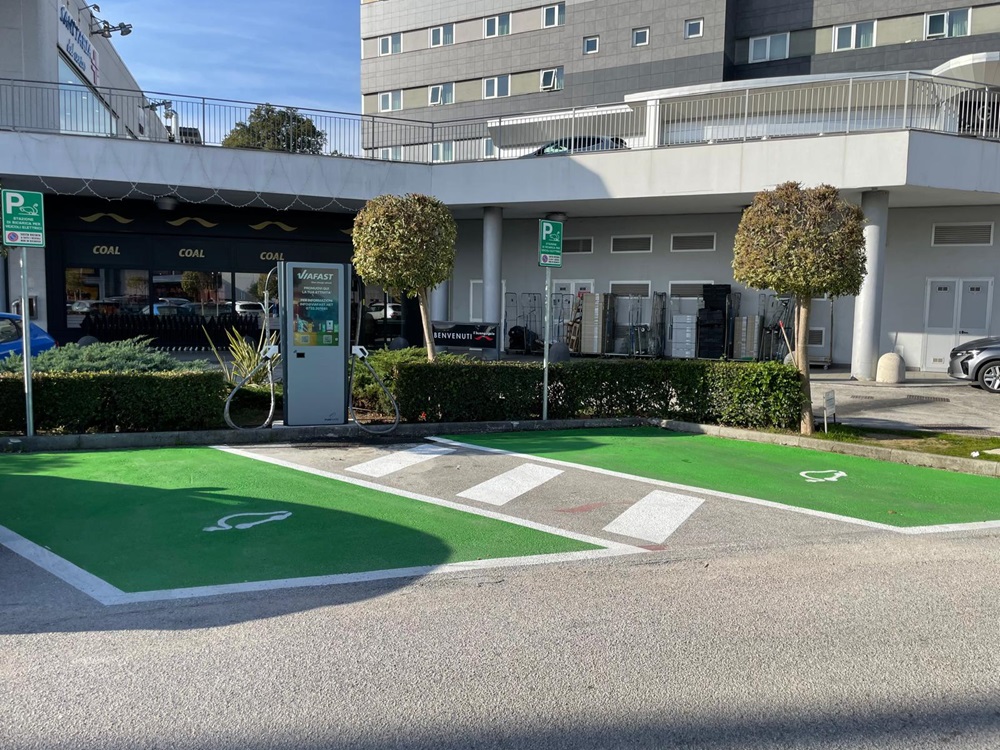 Astea e-mobility si espande: Osimo inaugura la prima colonnina fast da 100 kW e potenzia la rete con colonnine quick da 44 kW in 8 comuni