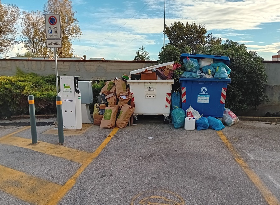 Recanati: è una discarica o una piazzola per le ricariche elettriche?