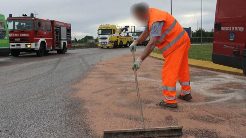Perdita di gasolio da un camion: disagi e pericoli su molte strade del territorio