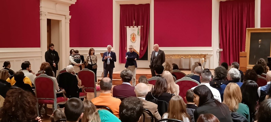 Recanati. Un brindisi con tutto il personale per salutare il primo Natale insieme