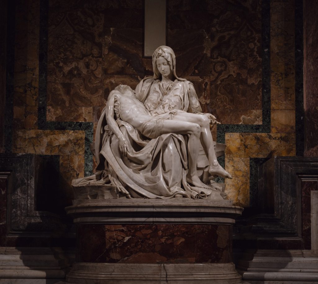 Con l’illuminazione di iGuzzini torna a splendere la Pietà di Michelangelo nella Basilica di San Pietro.