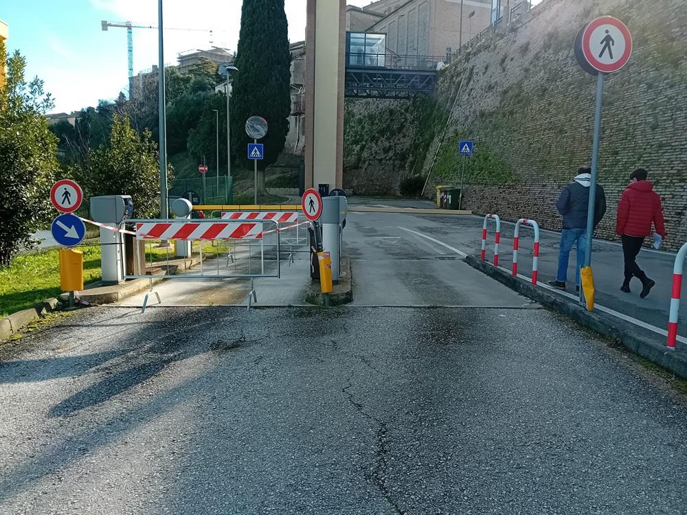 Recanati. La sbarra che non c’è al parcheggio del Centro Città