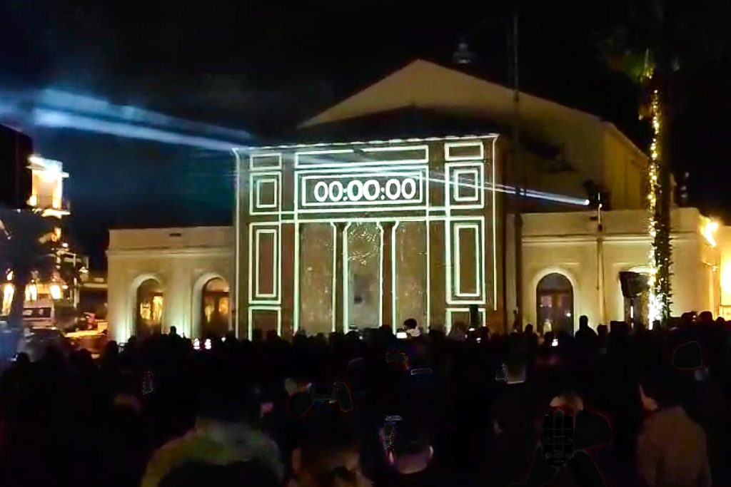 Eterea incanta Piazza Brancondi a Porto Recanati con uno spettacolo magico