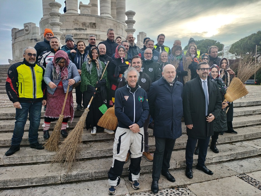 Il Moto club Franco Uncini in visita all’ospedale di Pediatrico Salesi di Ancona con la Befana in moto