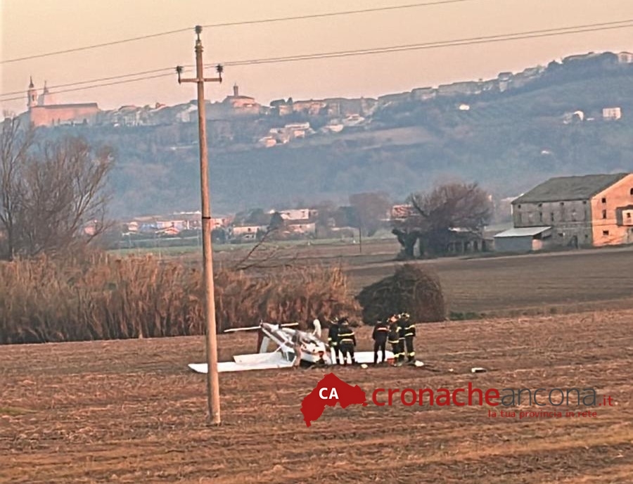Incidente a Castelfidardo, ultraleggero si ribalta: miracolosamente illesi i due occupanti
