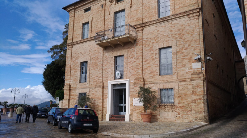 Osimo. Minaccia il suicidio sdraiandosi sui binari del treno. Intervengono i Carabinieri.