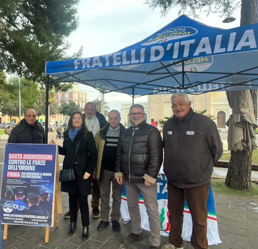 FDI Porto Recanati: Gazebo per raccolta firme a sostegno delle Forze dell’Ordine un grande successo