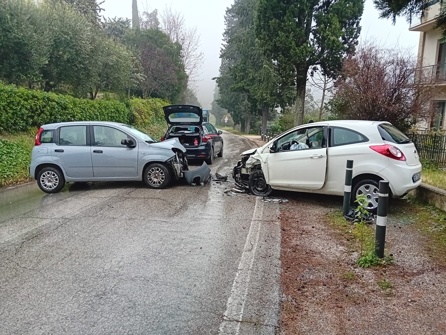 Recanati. Incidente in via Beato Placido: scontro frontale tra due auto