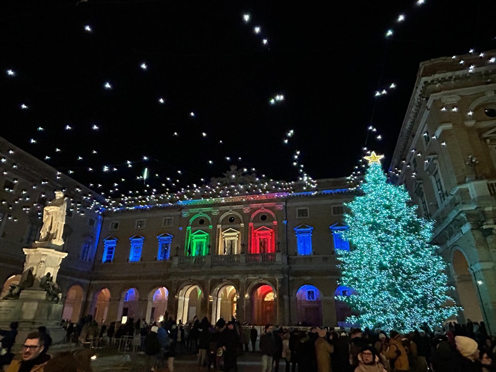 Recanati, Natale al gusto polemica: fiocchi di neve, luci e… accuse incrociate