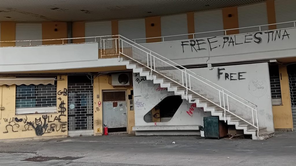 Recanati. Imbrattati i muri della casa-albergo e del centro diurno a Villa Teresa