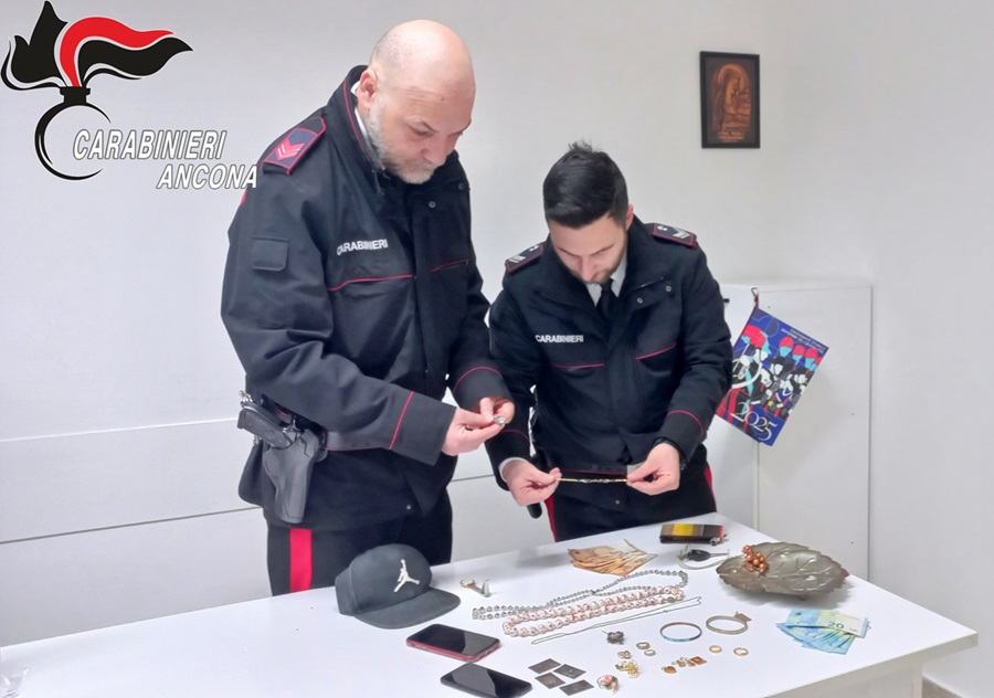 Lotta alle truffe: i Carabinieri della Stazione di Numana arrestano in flagranza un trentottenne campano per truffa aggravata ai danni di un’anziana.