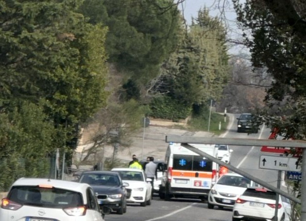 Incidente stradale a Recanati: ritardi nei rilievi a causa della partita di calcio