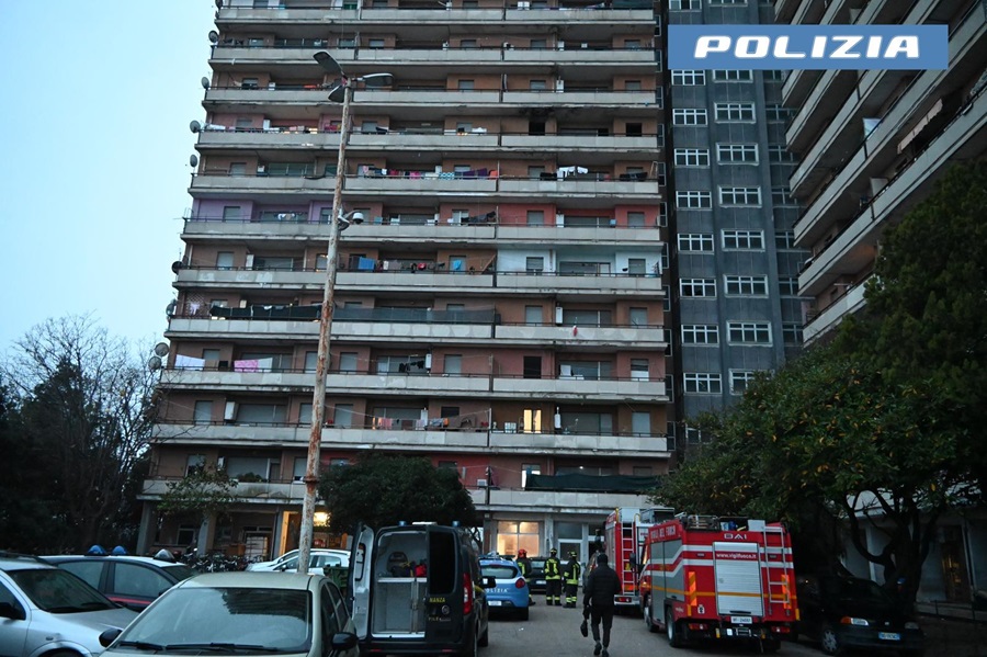 Porto Recanati – Hotel House – operazione della Polizia… e da un balcone viene lanciato un mattone