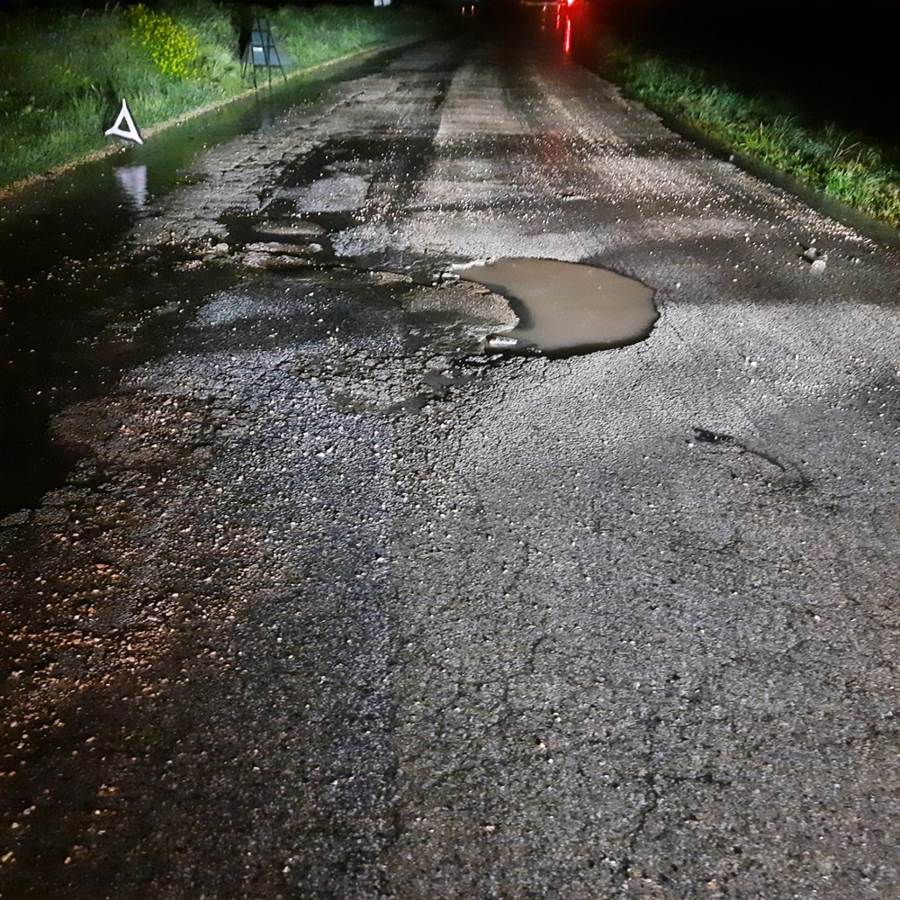 Recanati. Voragine in via Chiarino: auto in trappola, interviene la Municipale