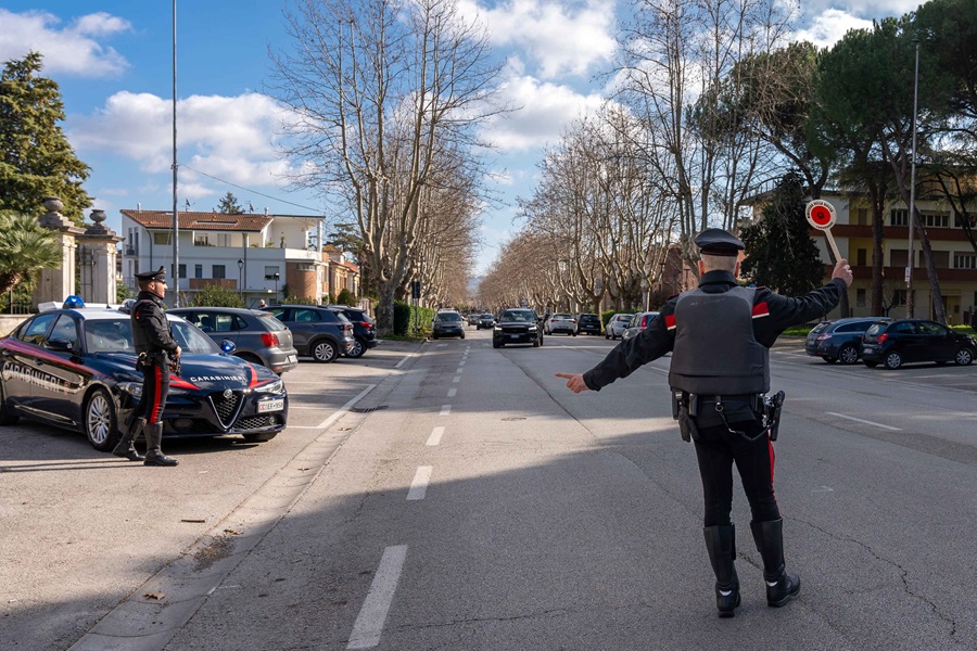 Investe due passanti con il proprio camper. Identificato e denunciato l’autore.