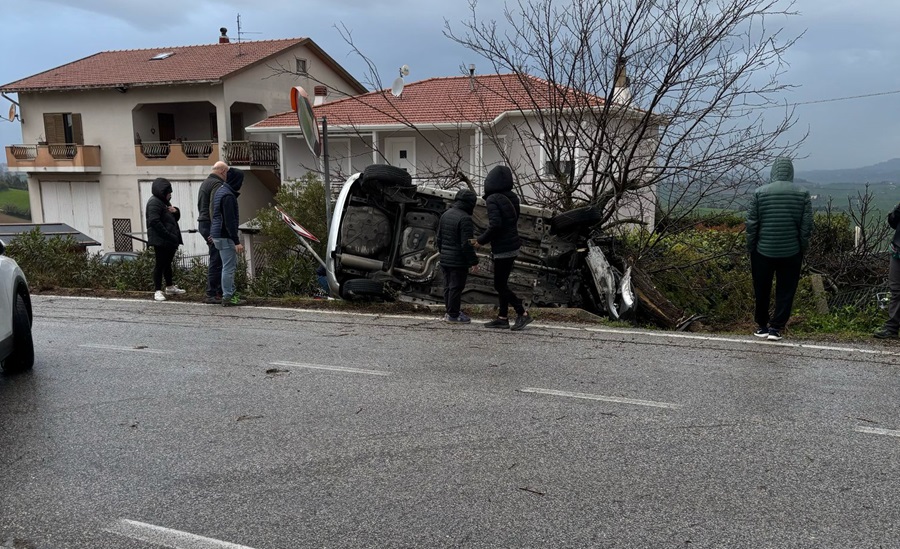 Recanati. Auto sbanda e si rovescia. Donna trasportata all’ospedale di Civitanova