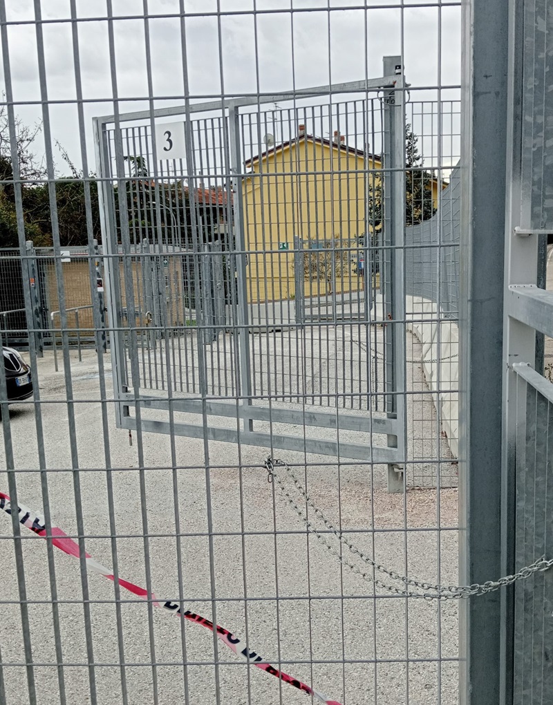 Recanati. Cancelli pericolanti vicino al liceo: cittadini in allarme