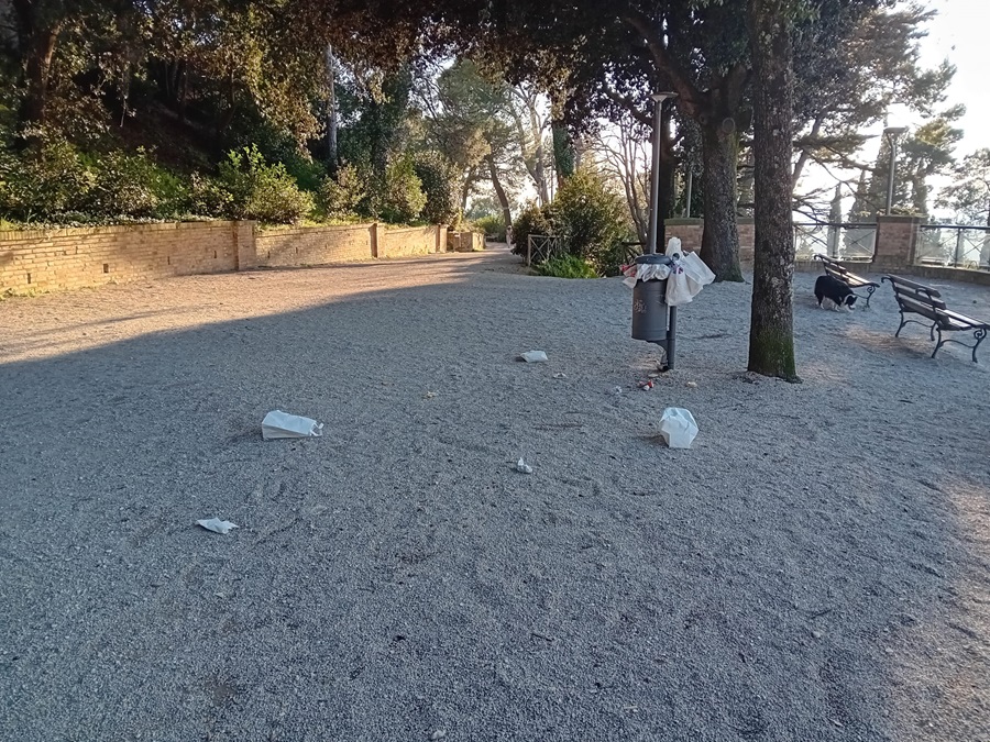Degrado al Colle dell’Infinito: visitatori irrispettosi e maleducati