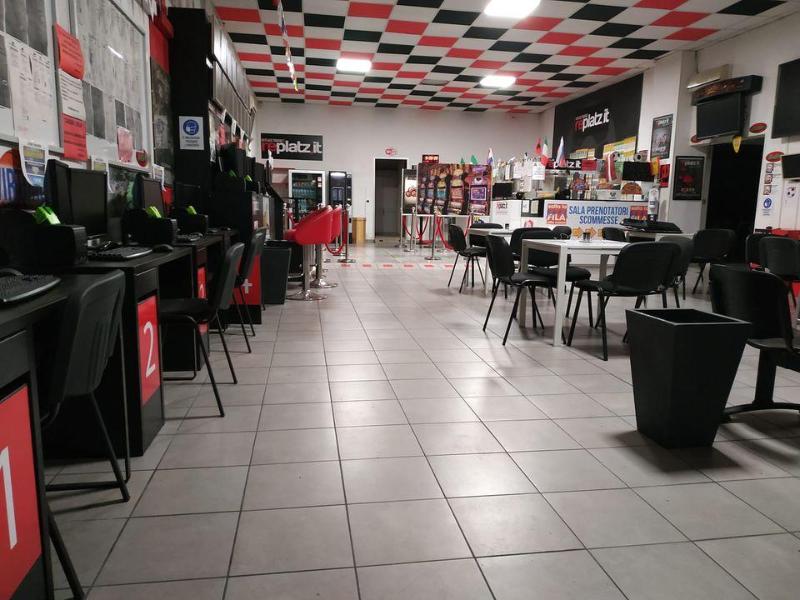 Porto Recanati. Schegge di vetro ovunque e cassetti spalancati: ma i ladri restano a mani vuote