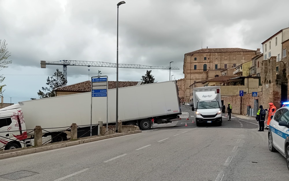 Recanati. Ancora un grosso camion incastrato in viale Cesare Battisti