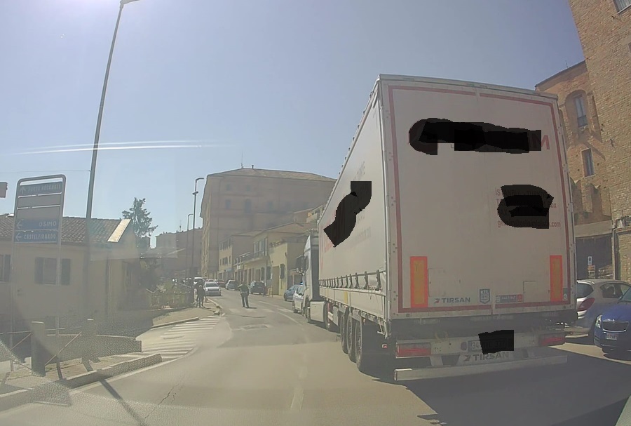 Recanati. Porta San Filippo, trappola per tir: un altro mezzo incastrato. Navigatore sotto accusa