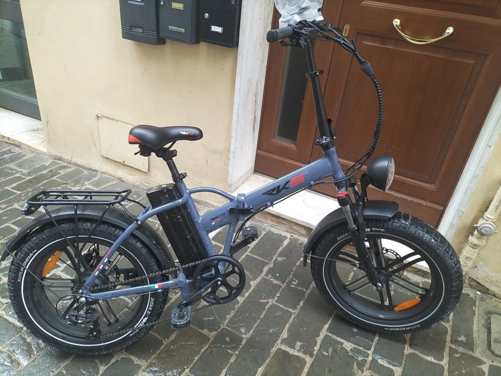 Recanati, rubata una bici elettrica. Dopo l’appello sui social è stata ritrovata, ma vandalizzata