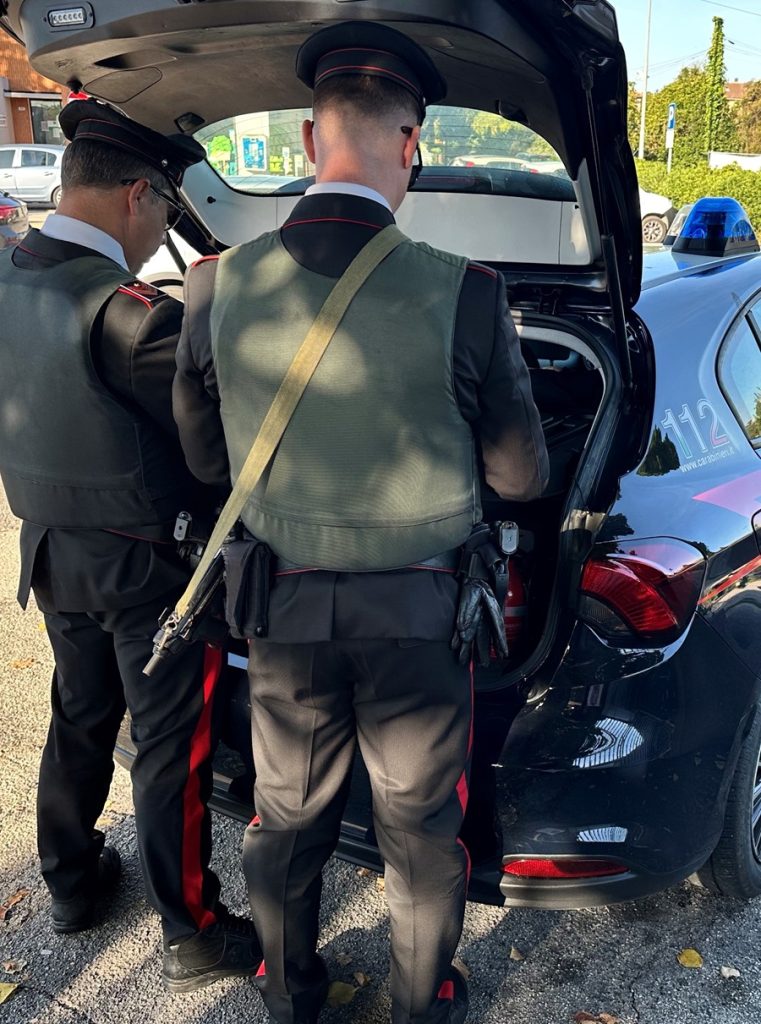 I Carabinieri elevano diverse multe per guida in stato di ebrezza.