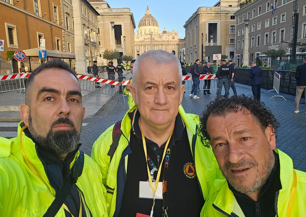 Tre Volontari della Protezione Civile di Montefano a Roma per l’Addio a Papa Francesco