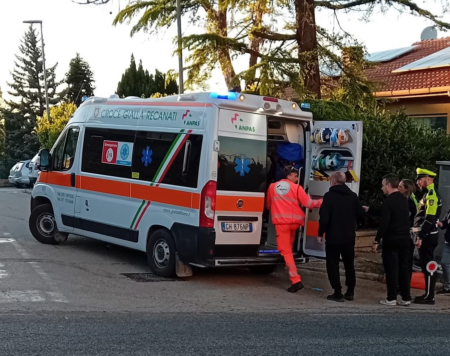 Recanati. Scivolano con la moto in via del Mare: paura per due ragazzi