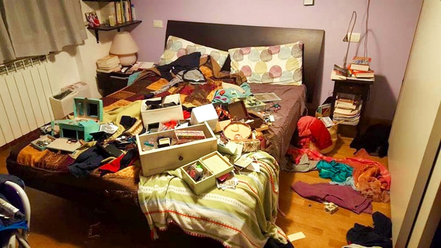 Loreto, furto choc in appartamento: nulla da rubare, i ladri devastano casa e defecano sul divano