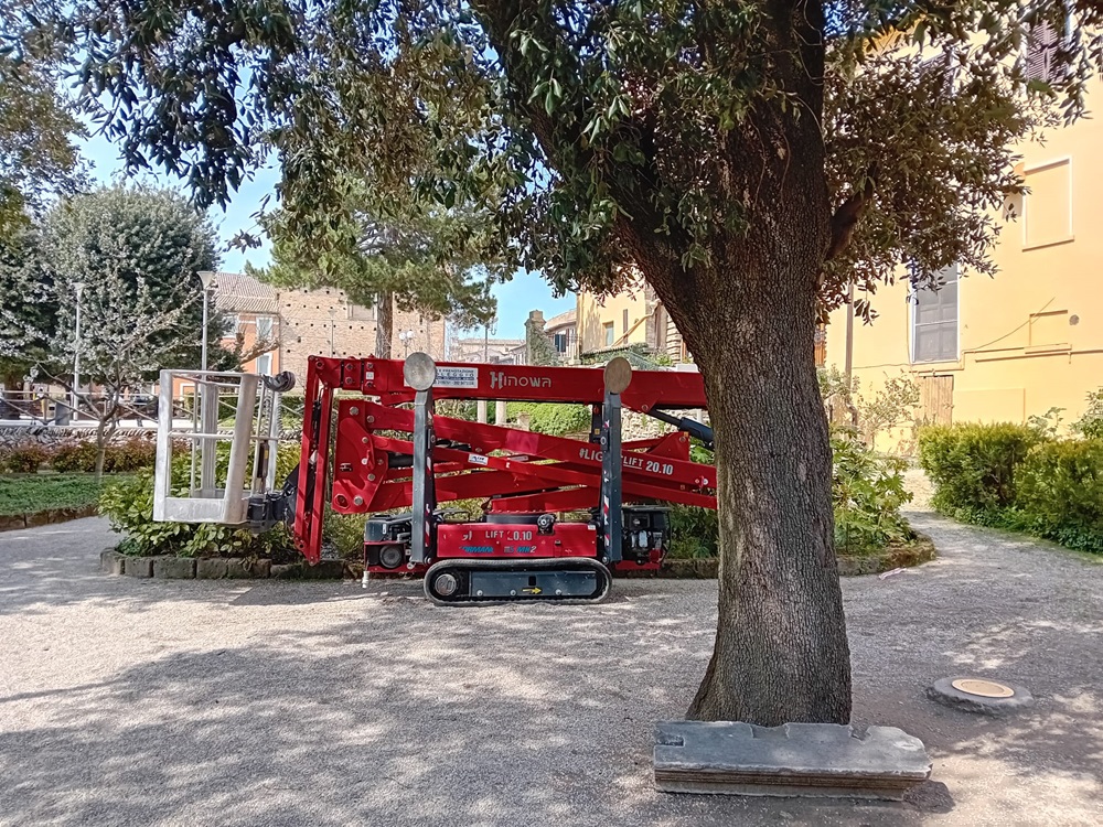 Recanati. Tagliato il ramo pericolante nei giardini pubblici: al via anche la manutenzione del verde urbano
