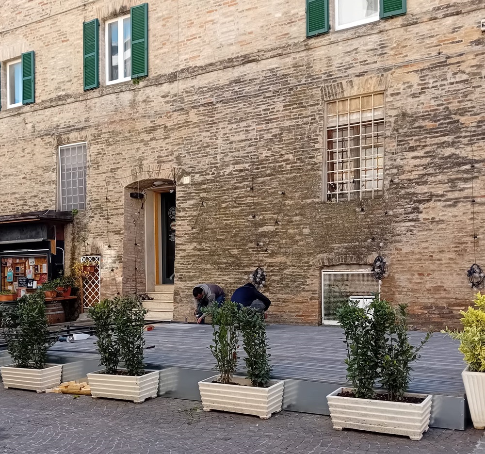 Recanati, dehors nel mirino: protestano i ristoratori del centro