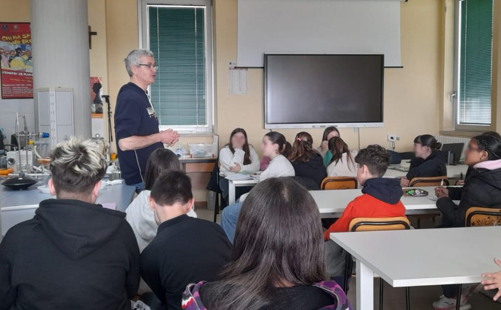 Recanati. Scienza in azione: la Scuola “Patrizi” ospite del Liceo “Leopardi” per i laboratori di biologia e fisica