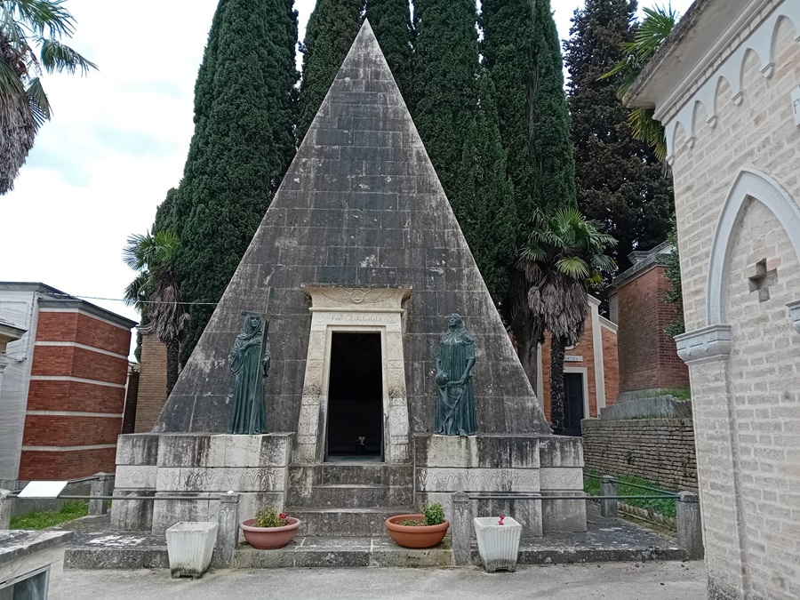 Recanati: l’allarme per il cattivo stato di manutenzione della Tomba di Beniamino Gigli