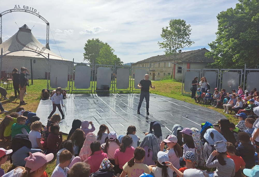 Recanati. Art Festival 2025: a lezione di circo contemporaneo con Circo El Grito