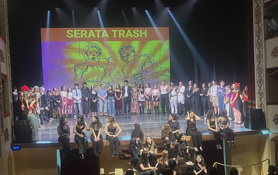 Recanati. Il Liceo Leopardi a teatro con “Serata Trash”: oltre la superficie, messaggi su cui riflettere