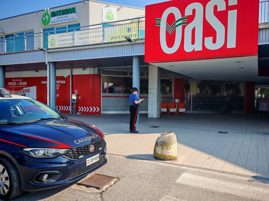 Castelfidardo. Sorpresi nel parcheggio del centro commerciale con prodotti di bellezza rubati. Denunciati dai Carabinieri.