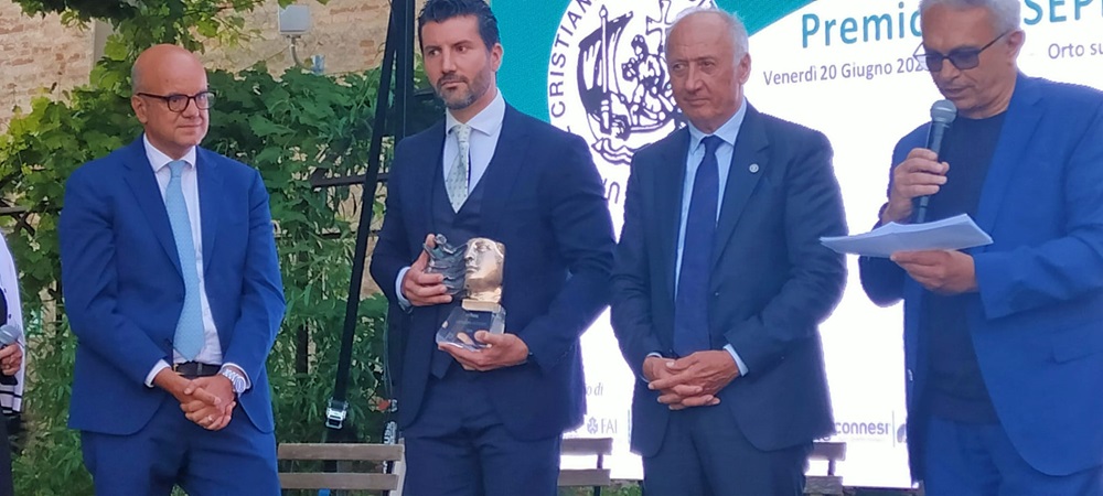 Federico Maccari, A.D. di Pasta di Camerino, riceve il Premio Giuseppe Guzzini