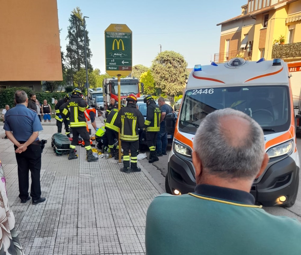 Recanati, auto si sfrena in salita: 85enne travolta dalla sua stessa vettura