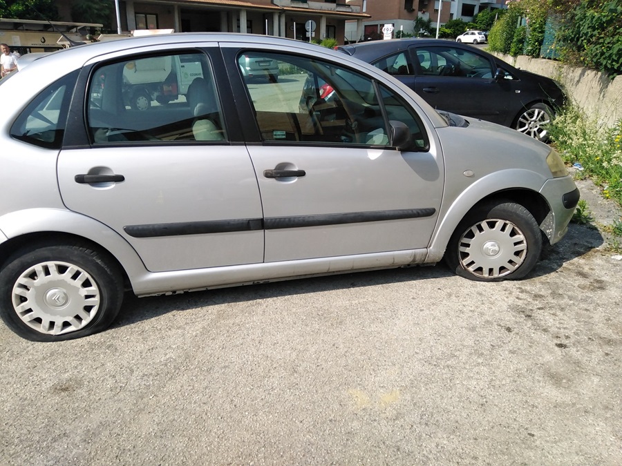 Atti vandalici a Recanati: ruote bucate di un auto in via Aldo Moro e sporcizia e degrado al Parco dei Torrioni
