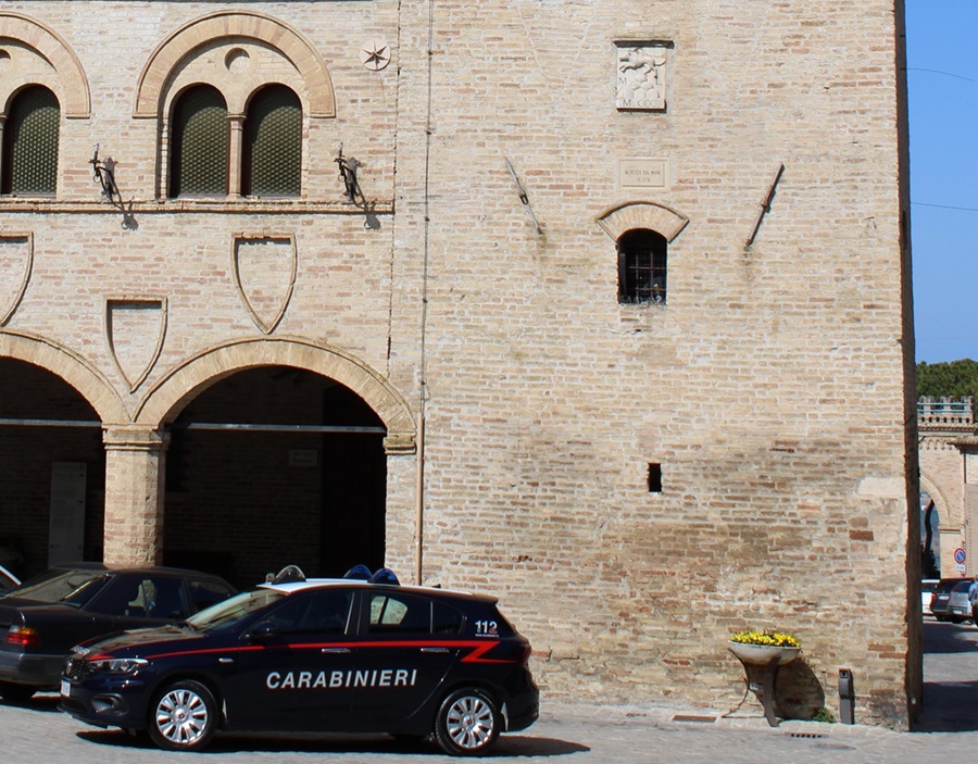 Montelupone. Spaccata alla farmacia San Firmano: un furgone sfonda la vetrata, bottino di appena 200 euro