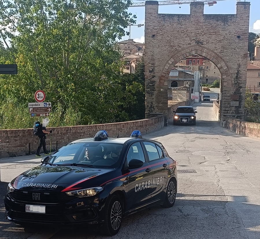 Carabinieri Tolentino: attività investigativa per spaccio di stupefacenti del tipo cocaina.
