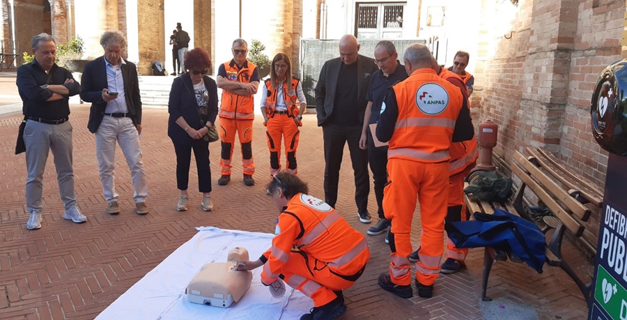 Sicurezza solo a parole: inaugurato, celebrato e poi sparito il defibrillatore del centro