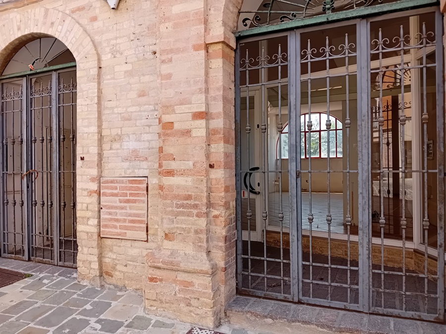 Recanati. Centro storico in crisi: serrande abbassate, vetrine vuote e un degrado che preoccupa