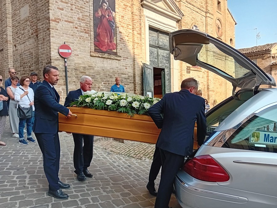 “Ciao Marco”: in molti in chiesa per l’ultimo saluto al 31enne morto sull’A14