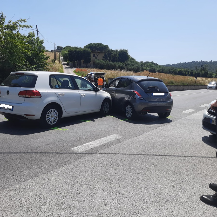 Scontro all’incrocio sulla Statale 16: traffico in tilt verso il mare