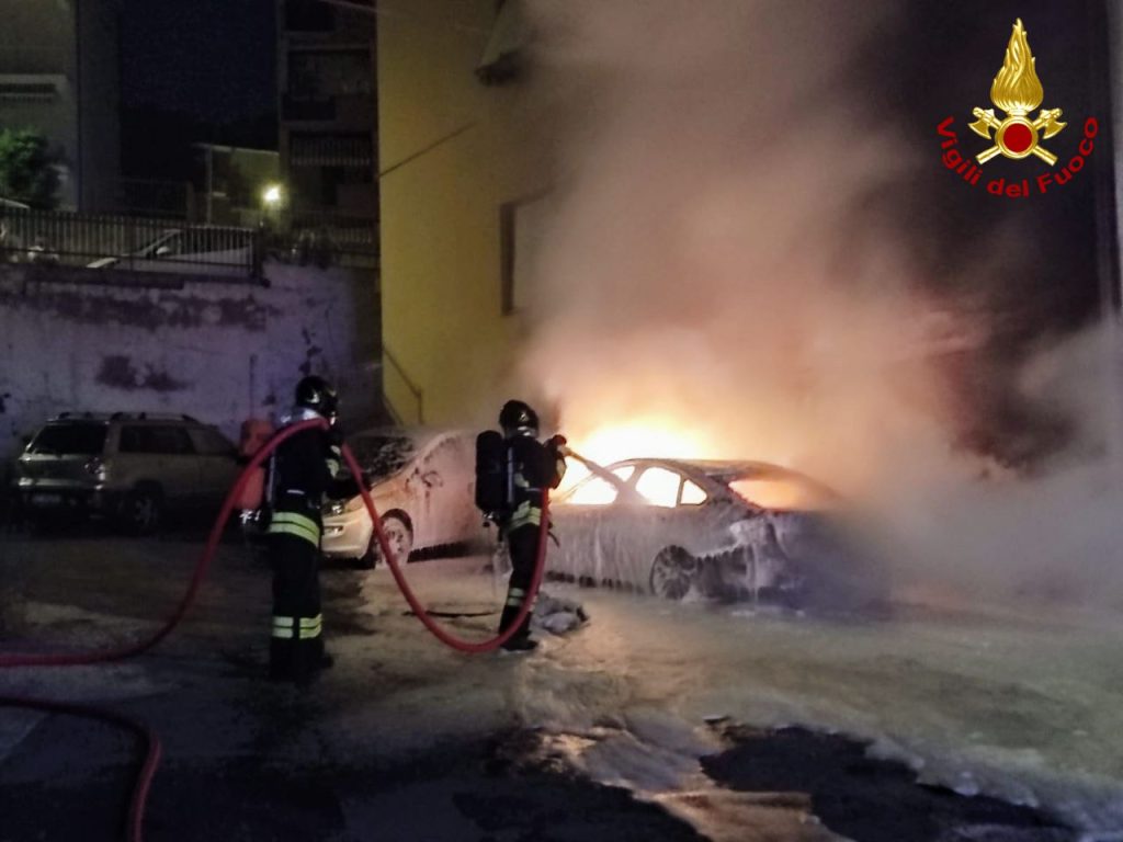 Auto distrutta dalle fiamme nella notte a Recanati: si sospetta il dolo