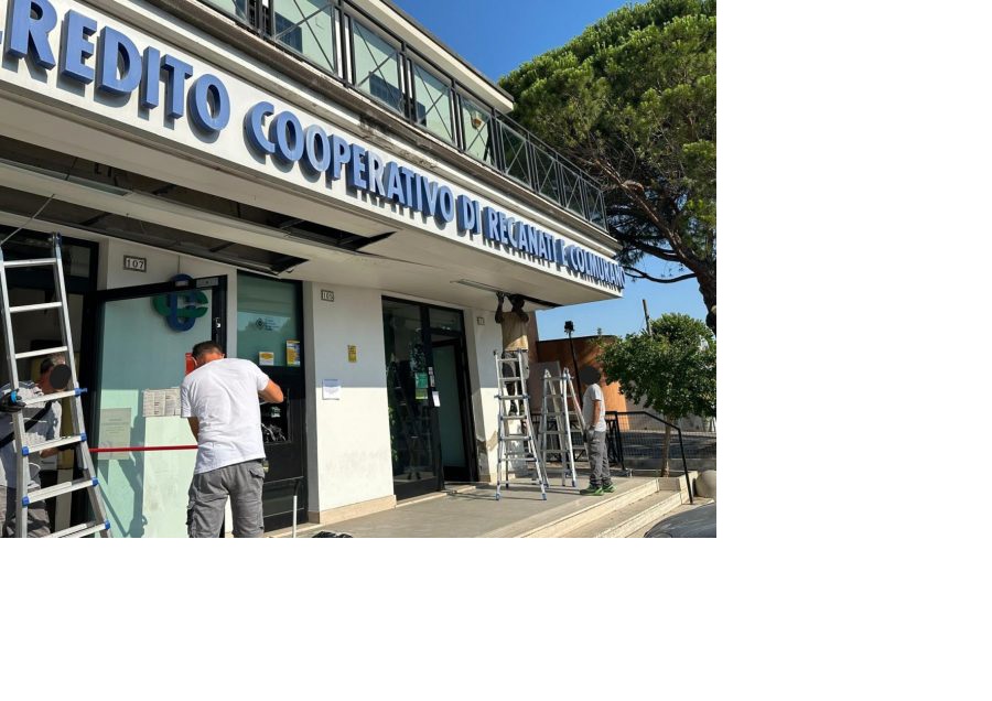 Tre colpi ai bancomat nella notte: stessa banda in fuga con 21mila euro