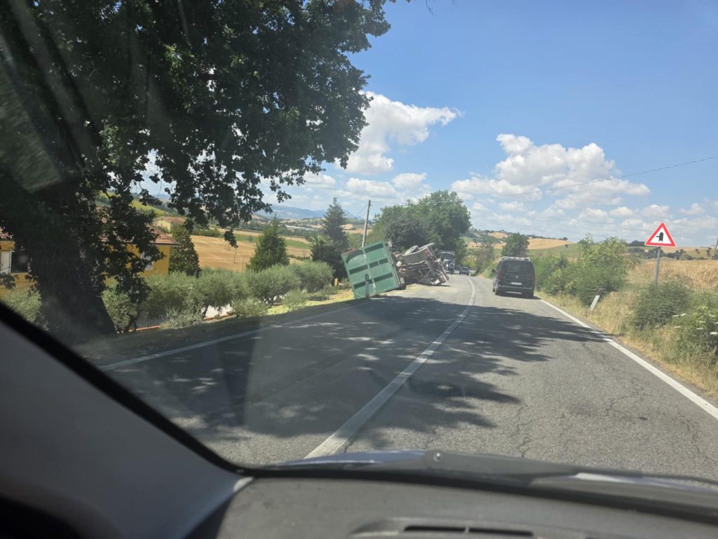 Camion si rovescia tra Montefano e Passatempo, illeso il conducente